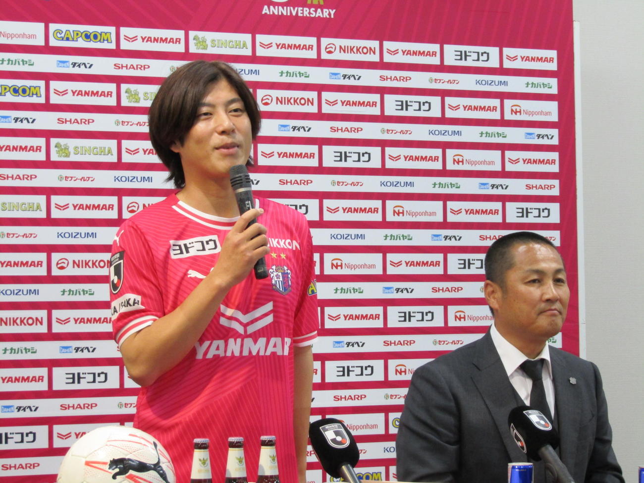 1日限定でC大阪に入団したDF木下祥規さん（左）は、森島寛晃社長と会見に臨む