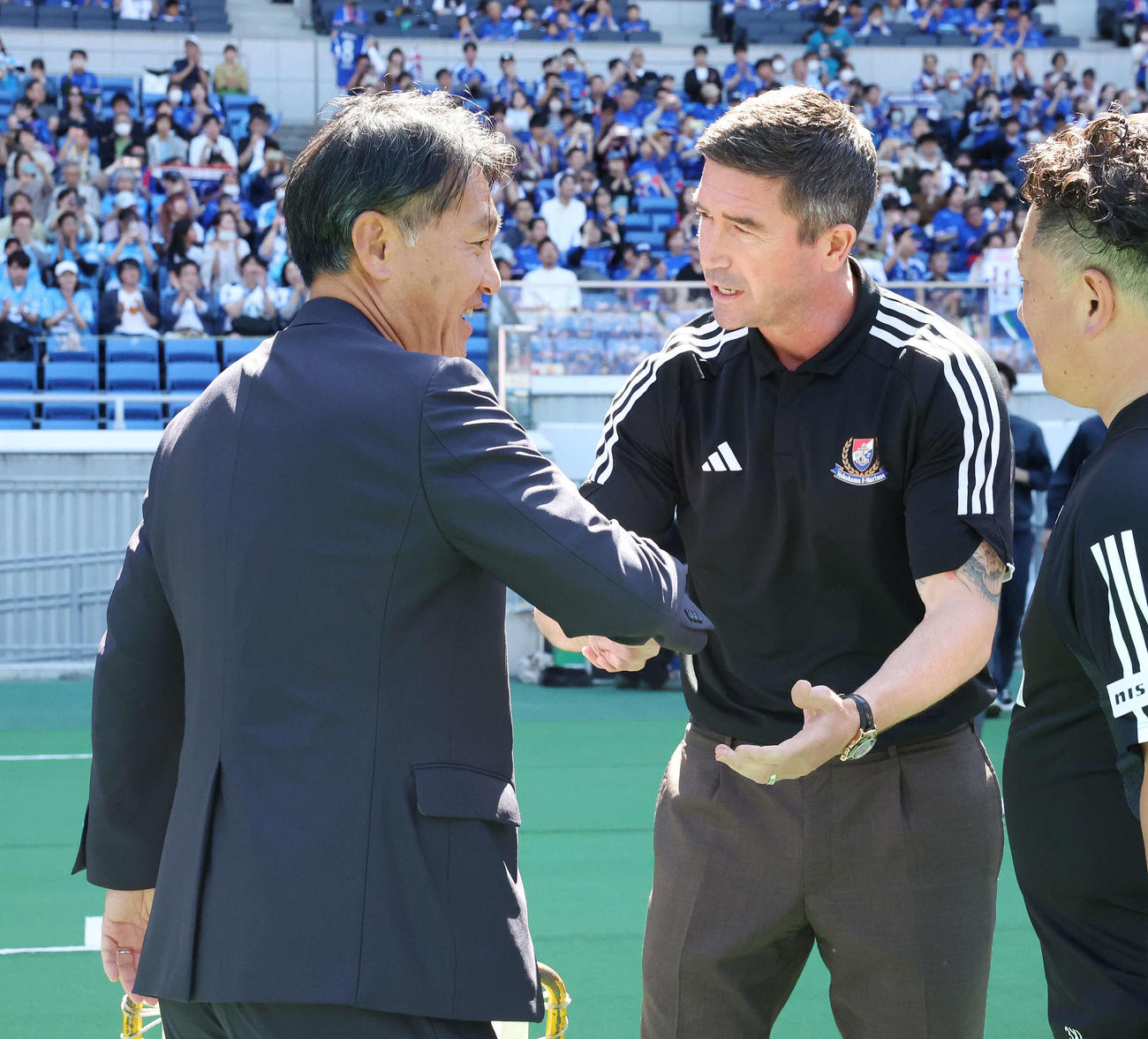横浜対磐田　試合前、握手を交わす磐田横内監督（左）と横浜キューウェル監督（撮影・宮地輝）
