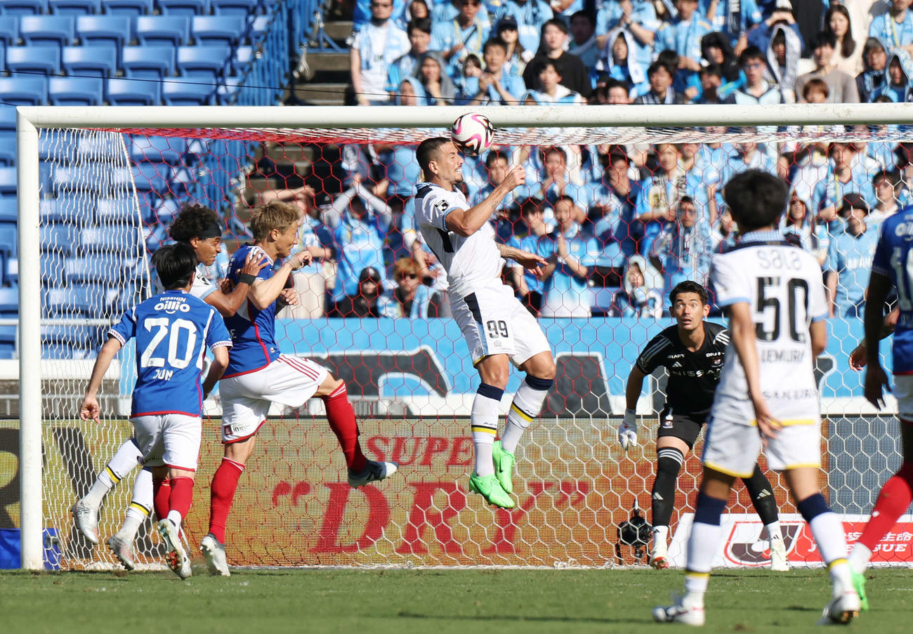 横浜対磐田　後半、同点ゴールを決める磐田Mペイショット（中央）（撮影・宮地輝）