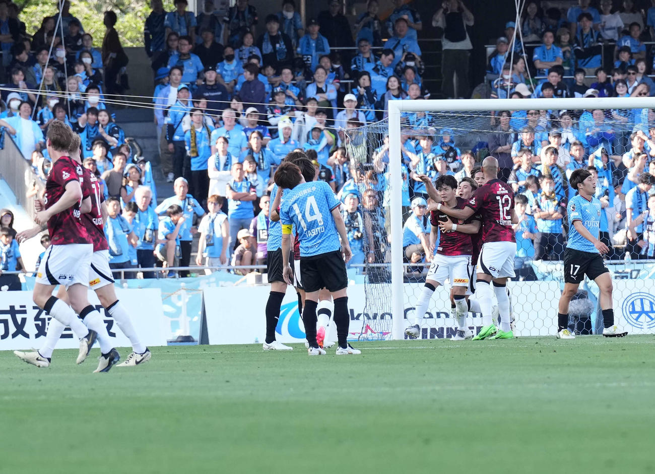 川崎F対浦和　前半、大久保（右から4人目）のゴールで喜ぶ浦和の選手たち（撮影・井上学）