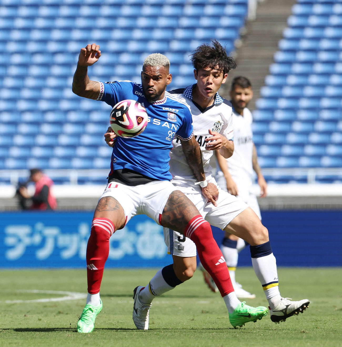 横浜対磐田　前半、競り合う横浜Aロペス（左）と磐田森岡（撮影・宮地輝）