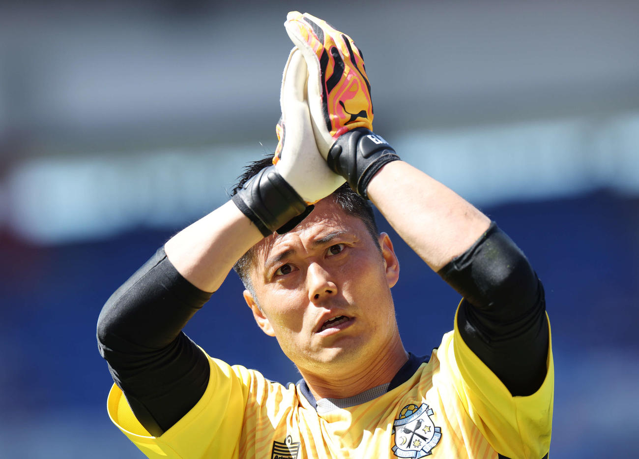 横浜対磐田　試合前サポーターの声援に応える磐田GK川島（撮影・宮地輝）
