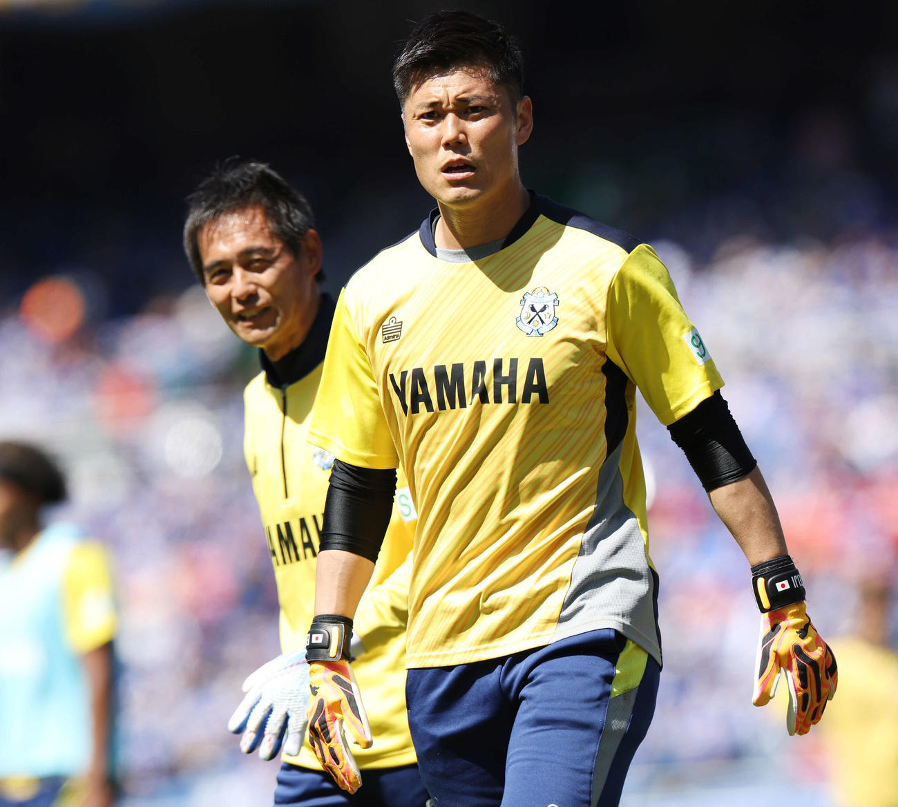 横浜対磐田　試合前ウオーミングアップを終えた磐田GK川島。左は川口GKコーチ（撮影・宮地輝）