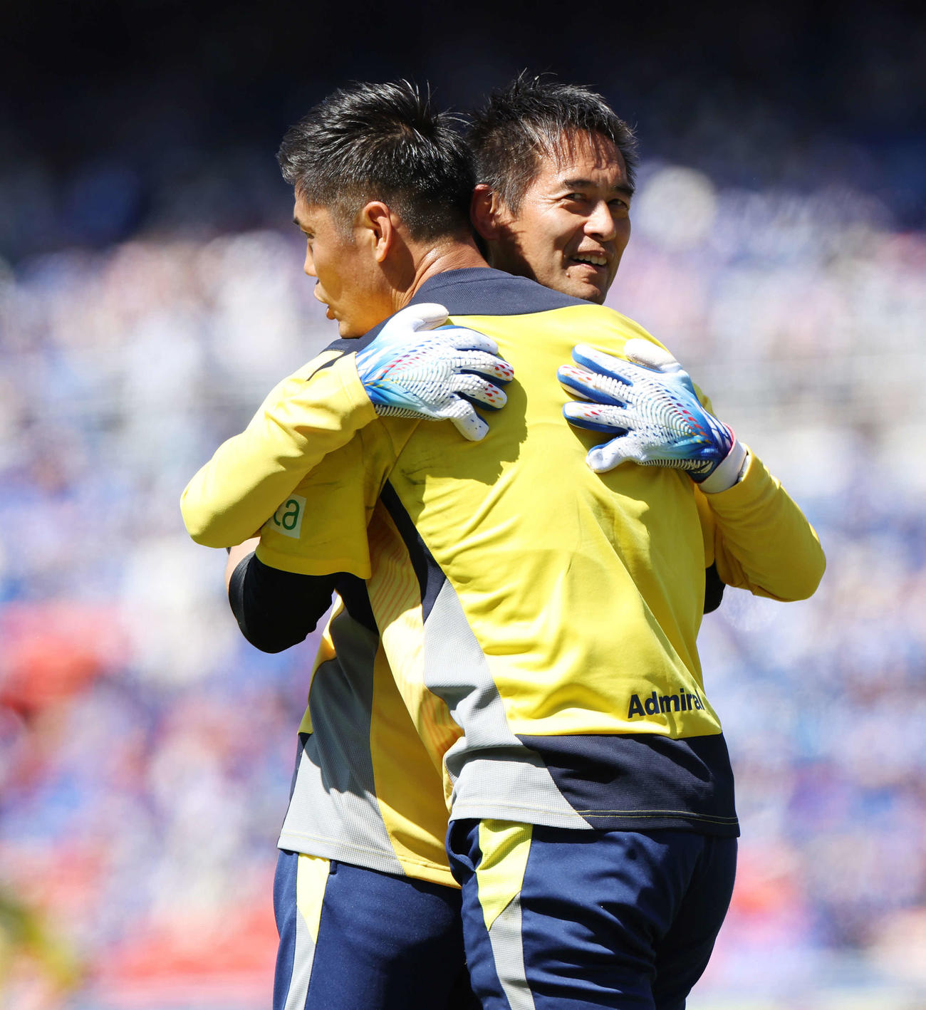 横浜対磐田　試合前ウオーミングアップを終え、磐田川口GKコーチ（後方）とハグするGK川島（撮影・宮地輝）
