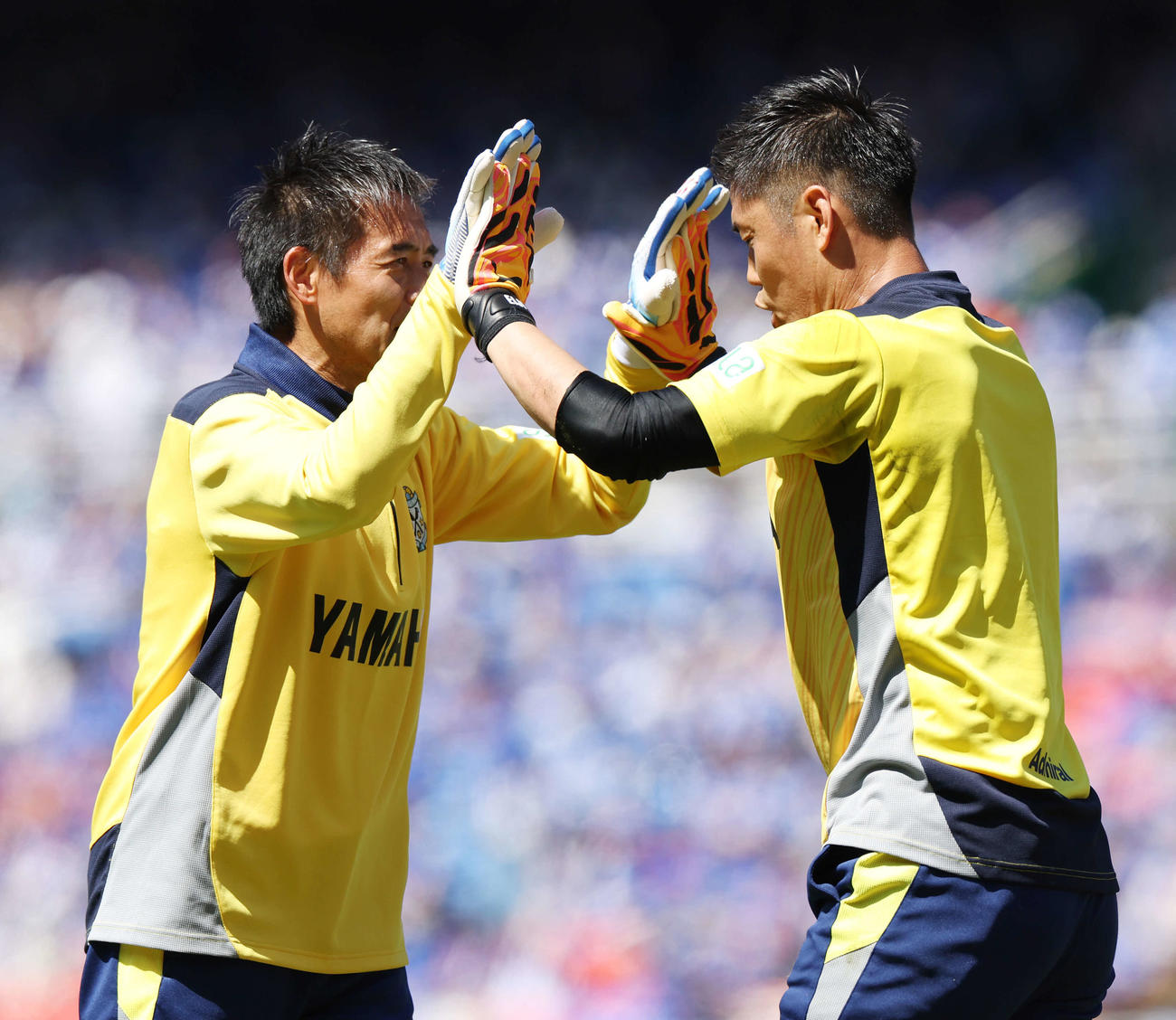 横浜対磐田　試合前ウオーミングアップを終え、磐田川口GKコーチ（左）とタッチするGK川島（撮影・宮地輝）