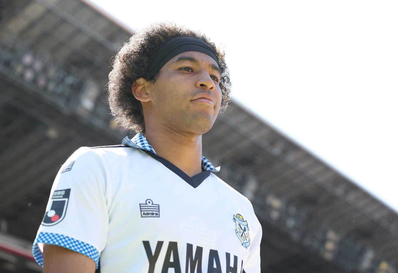 横浜対磐田　ピッチに入場する磐田ジャーメイン（撮影・宮地輝）