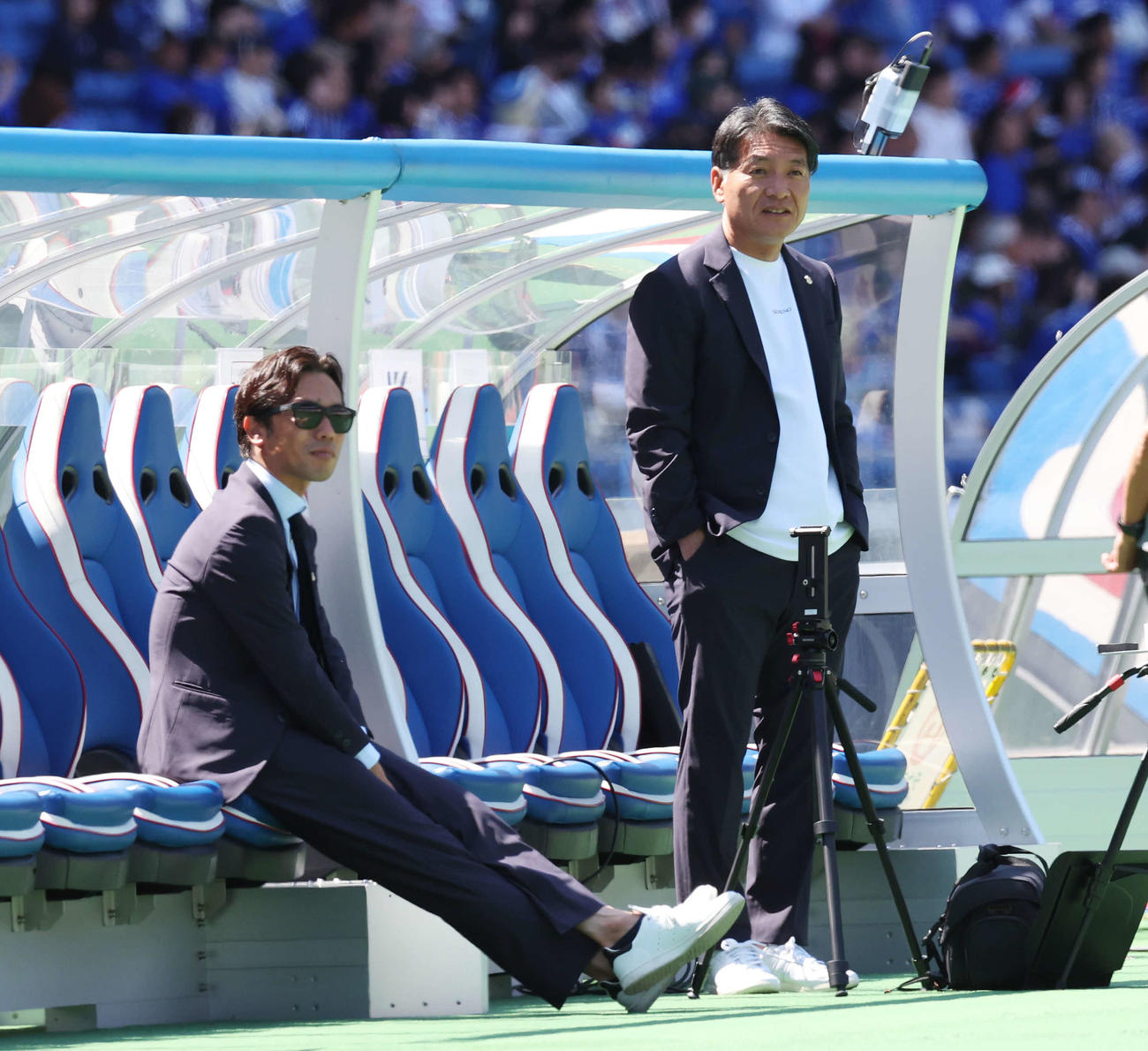 横浜対磐田　試合前ウオーミングアップを見つめる磐田藤田スポーツダイレクター（左）と横内監督（撮影・宮地輝）