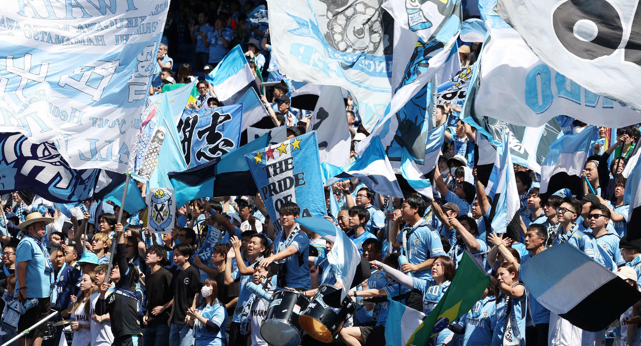 横浜対磐田　試合前、応援する磐田サポーター（撮影・宮地輝）