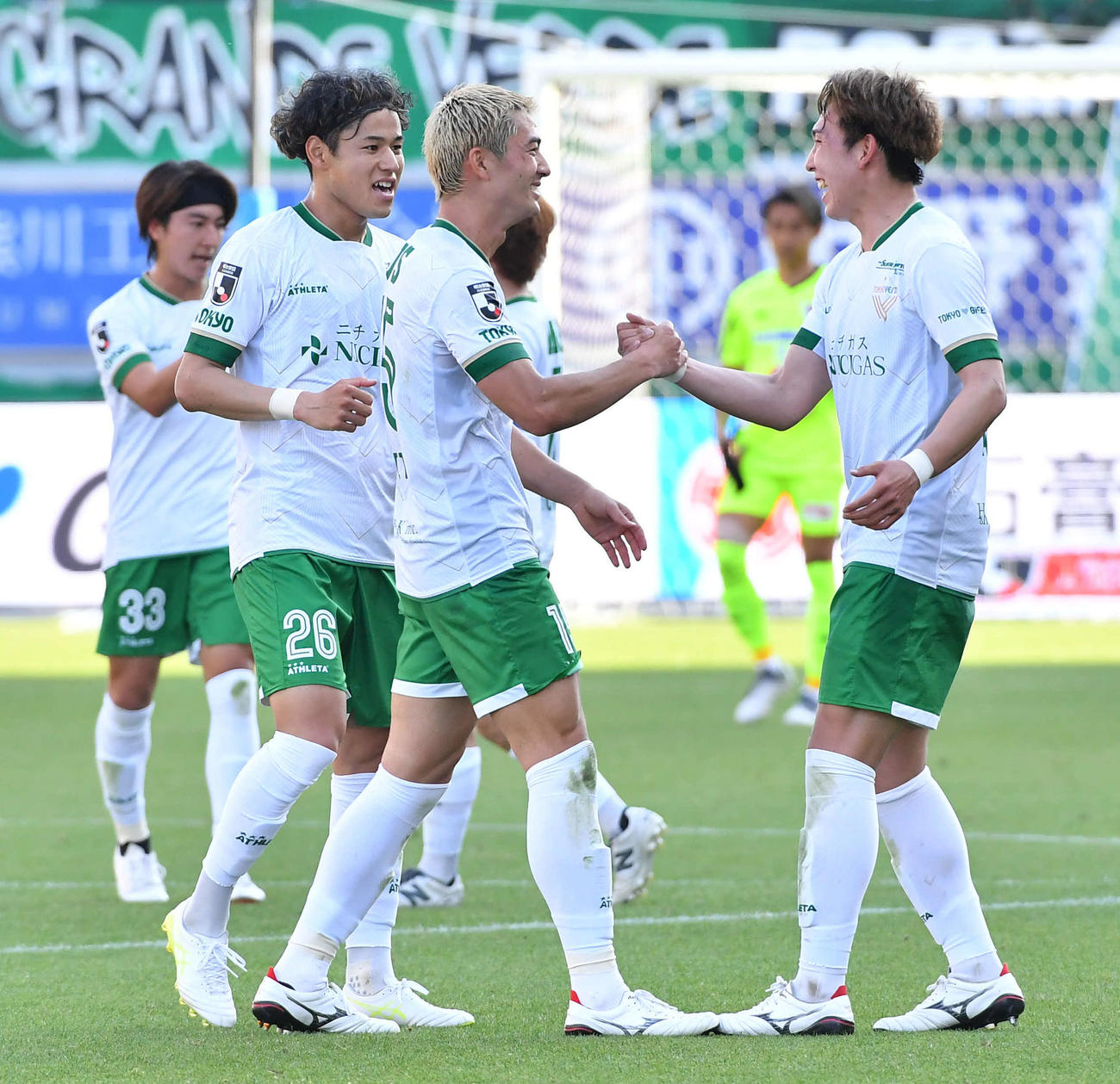 鳥栖対東京V　鳥栖に勝利し、笑顔を見せる東京Vイレブン（撮影・岩下翔太）