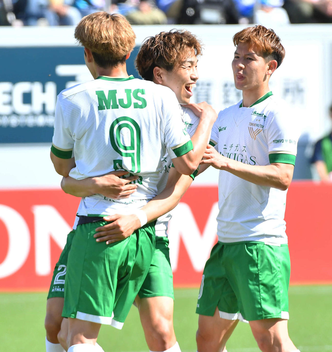 鳥栖対東京V　前半、PKで先制ゴールを決めた東京V木村勇大（中央）は、染野唯月と抱き合って喜ぶ（撮影・岩下翔太）