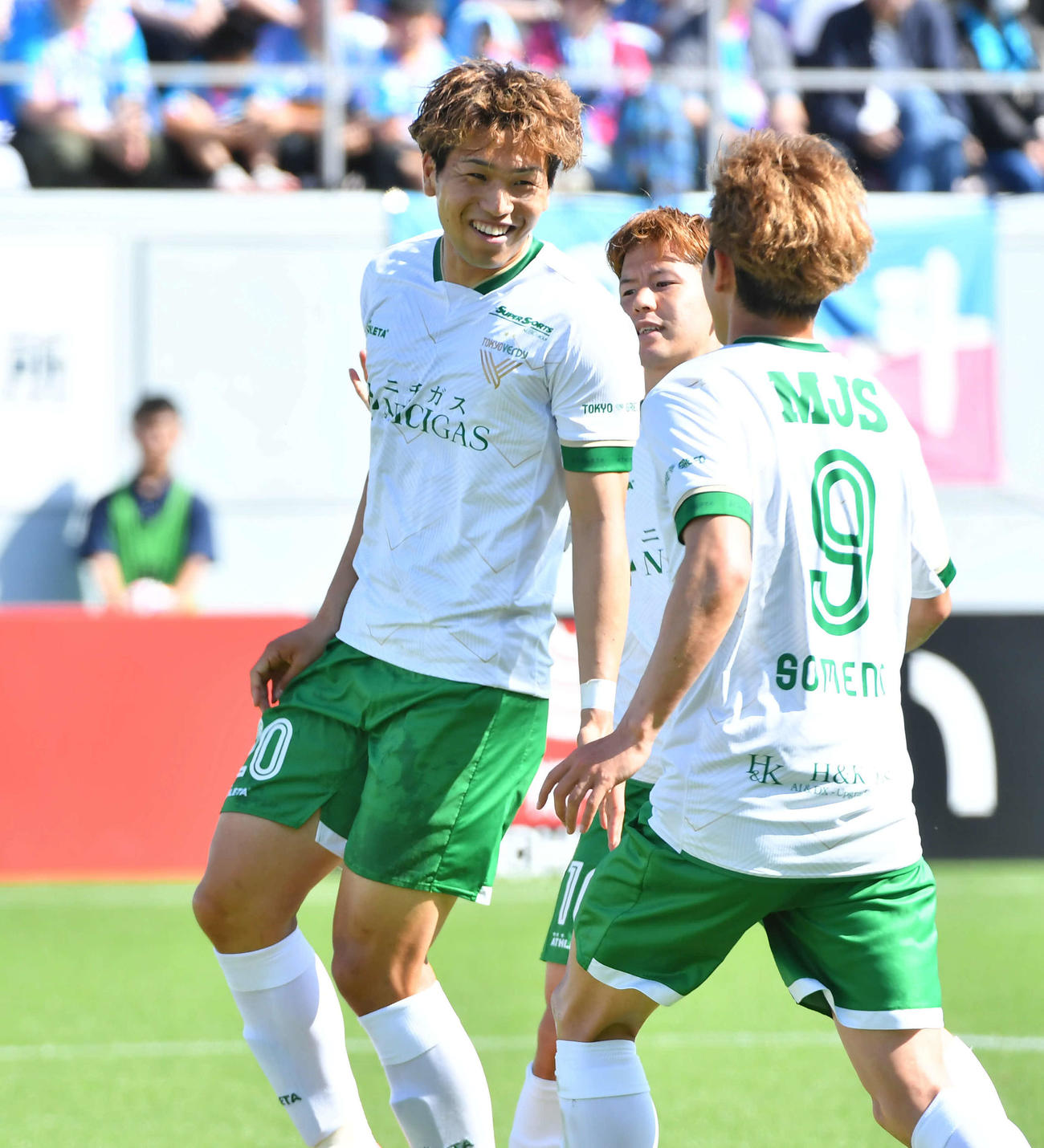 鳥栖対東京V　前半、PKで先制ゴールを決め、笑顔を見せる東京V木村勇大（左）（撮影・岩下翔太）