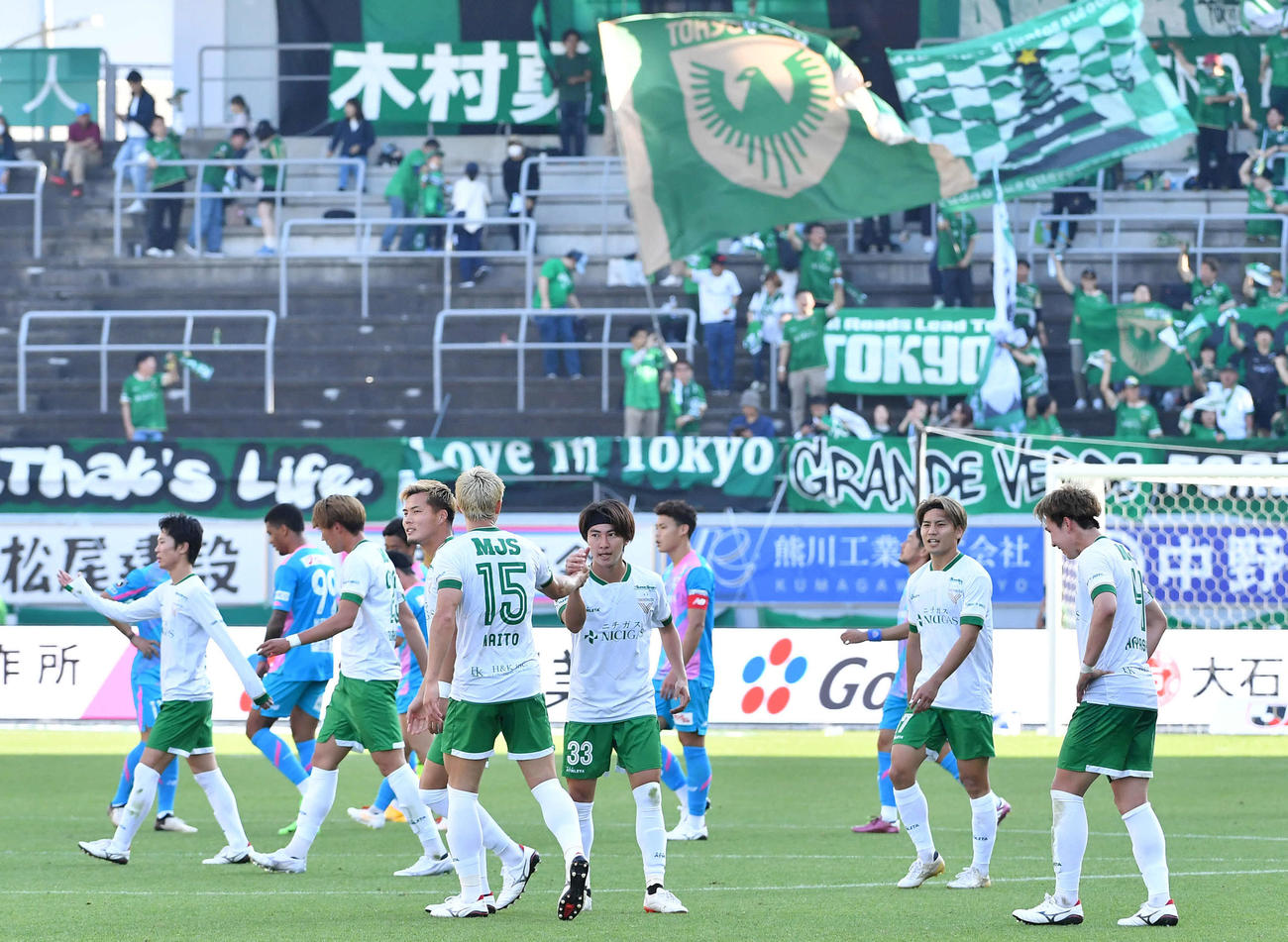 鳥栖対東京V　鳥栖に勝利し、千田海人（背番号15）と握手を交わす東京V松橋優安（撮影・岩下翔太）