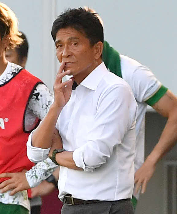 鳥栖対東京V　後半、試合を見つめる東京V城福浩監督（撮影・岩下翔太）