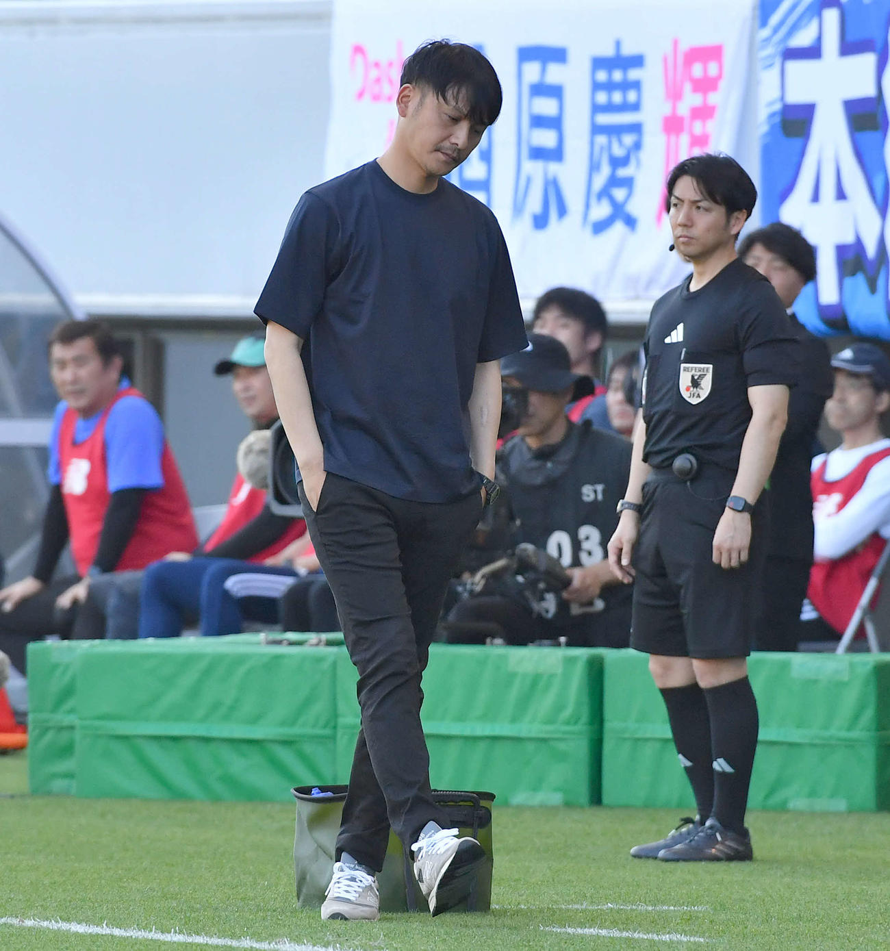鳥栖対東京V　後半、厳しい表情を見せる鳥栖川井健太監督（撮影・岩下翔太）