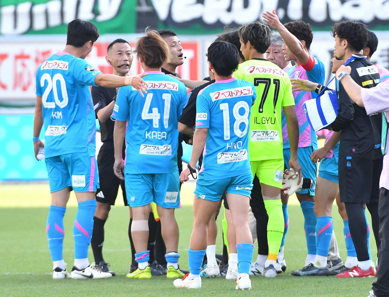 鳥栖対東京V　東京Vに敗れた試合後、審判団に詰め寄る鳥栖イレブン（撮影・岩下翔太）