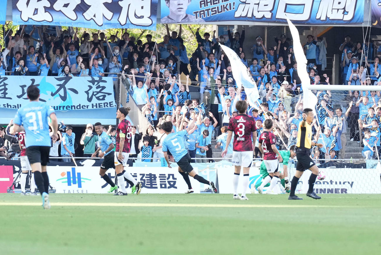 後半、佐々木（中央）のゴールで喜ぶ川崎Fの選手とサポーター（撮影・井上学）