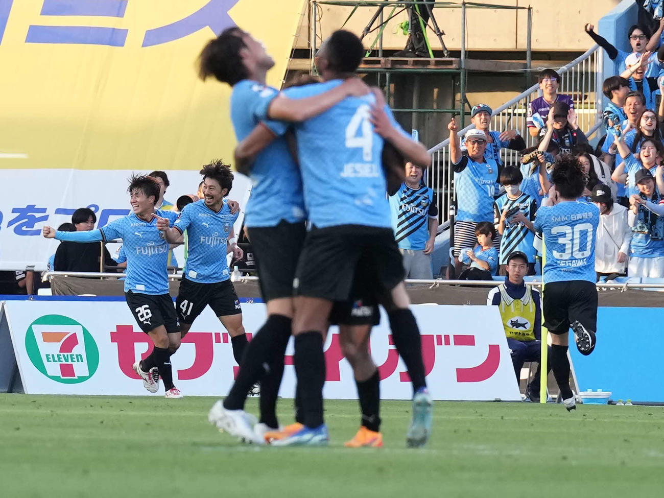 後半、ゴールを決め喜ぶ川崎F家長（左から2人目）（撮影・井上学）