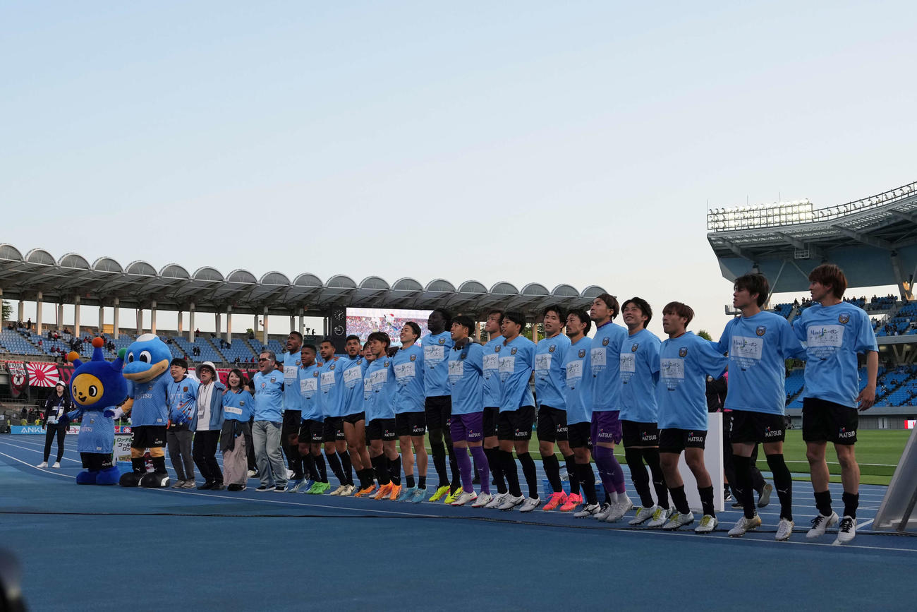 川崎F対浦和　サポーターと勝利の喜びを分かち合う川崎Fの選手たち（撮影・井上学）