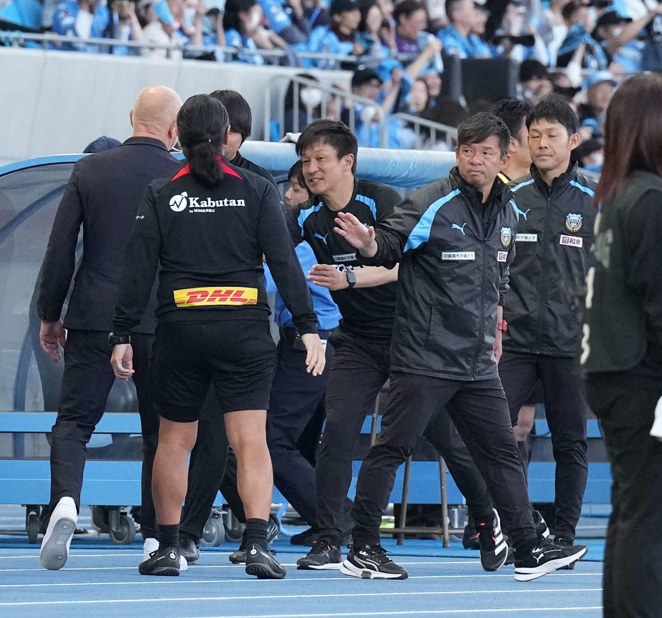川崎F対浦和　試合後、浦和の関係者にあいさつする川崎F鬼木監督（右から2人目）（撮影・井上学）