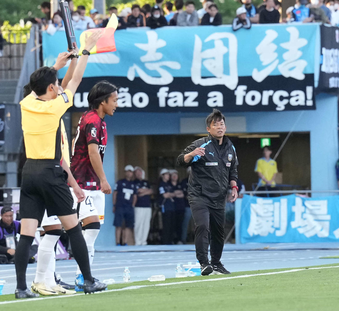 川崎F対浦和　後半、選手に指示を出す川崎F鬼木監督（撮影・井上学）