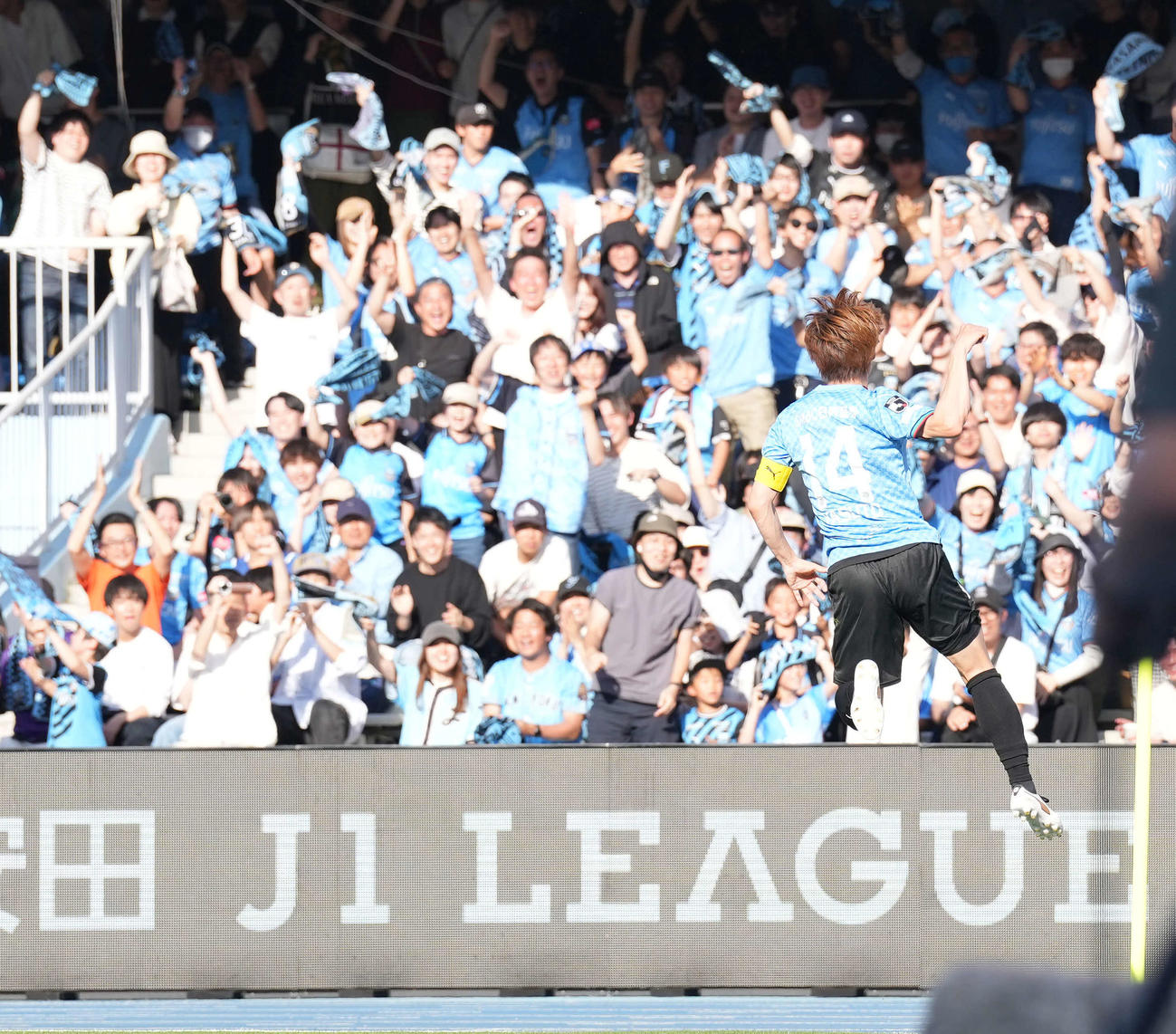 川崎F対浦和　前半、ゴールを決め喜ぶ川崎F脇坂（撮影・井上学）