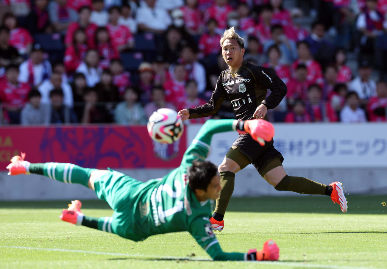 C大阪対札幌　前半、先制ゴールを決める札幌浅野。手前はC大阪GKキム・ジンヒョン（撮影・前田充）