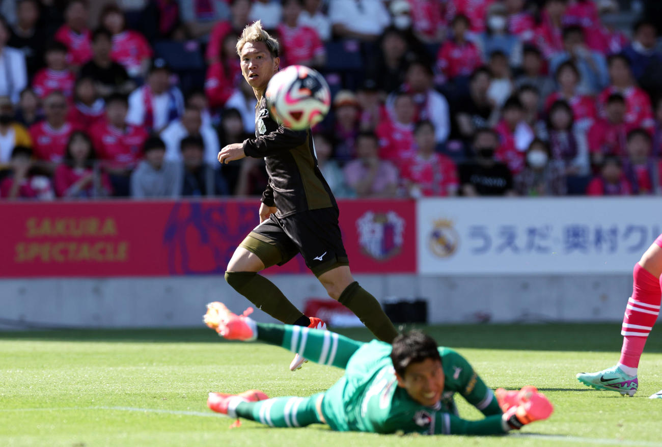 C大阪対札幌　前半、先制ゴールを決める札幌浅野。手前はC大阪GKキム・ジンヒョン（撮影・前田充）