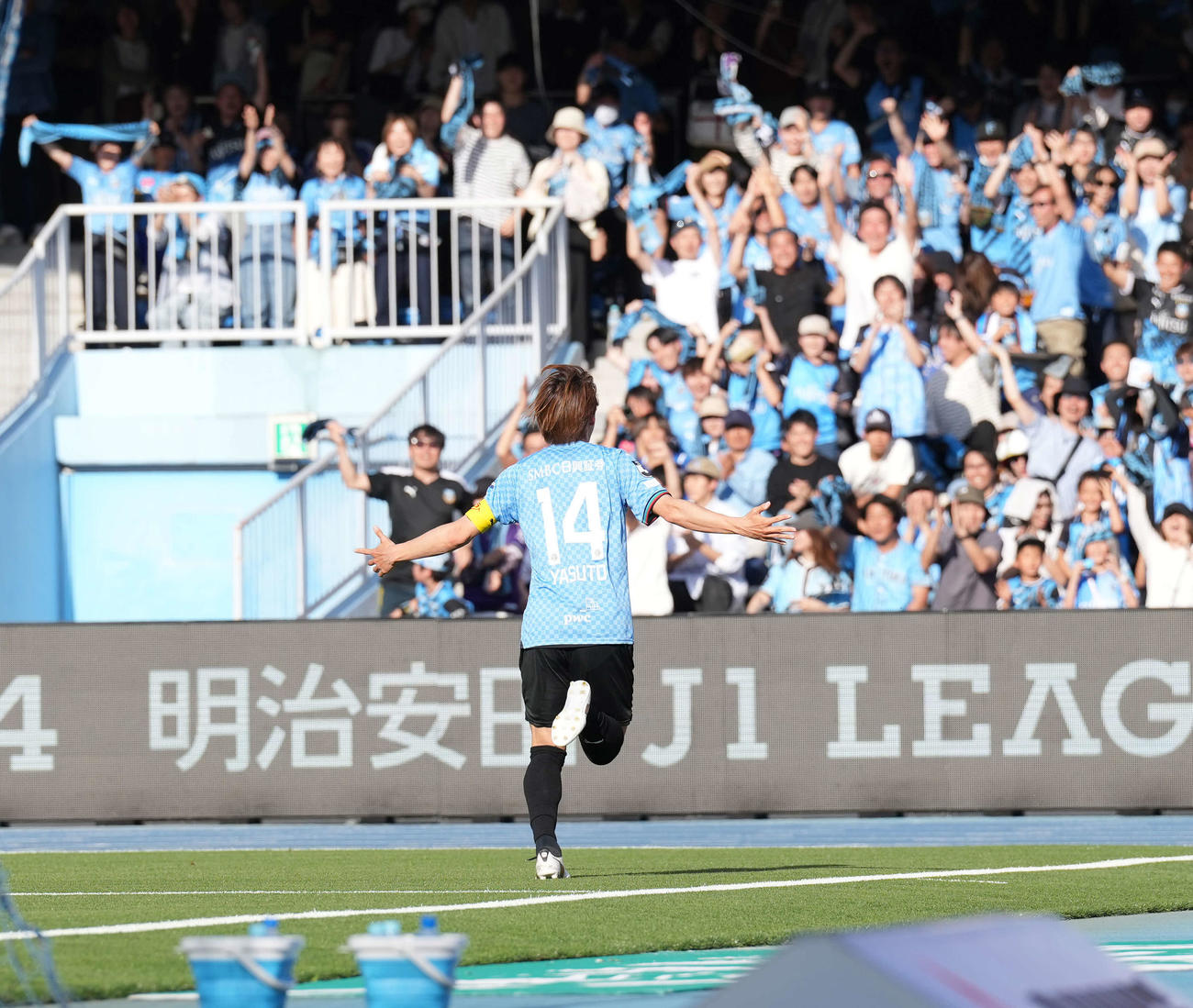 川崎F対浦和　前半、ゴールを決め喜ぶ川崎F脇坂（撮影・井上学）