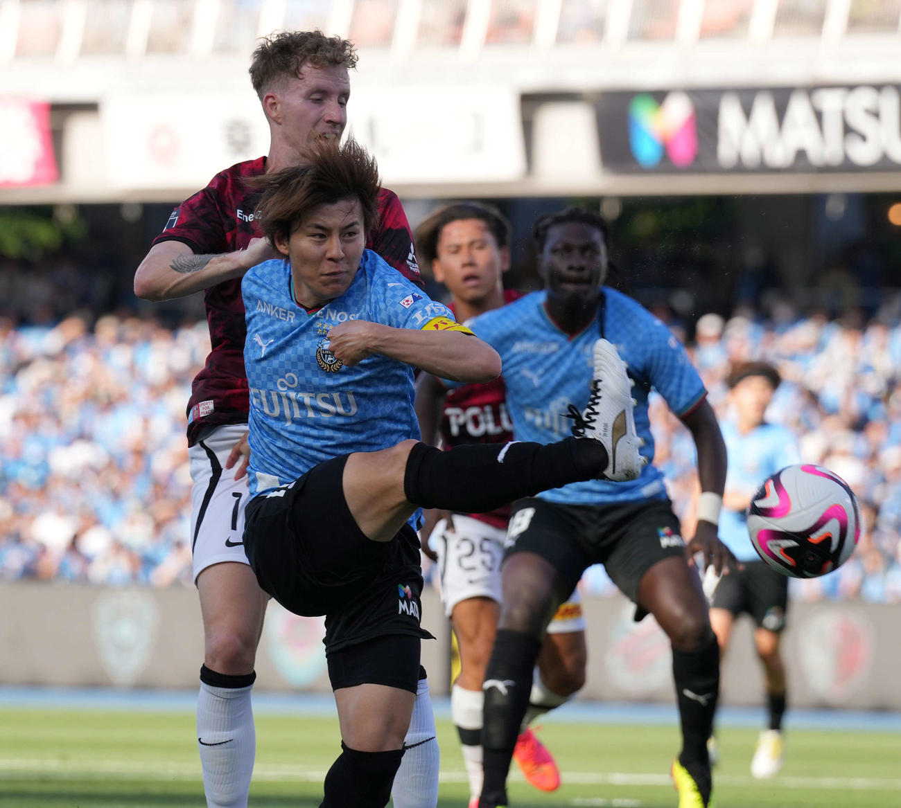 川崎F対浦和　前半、シュートを放つ川崎F脇坂（中央）（撮影・井上学）