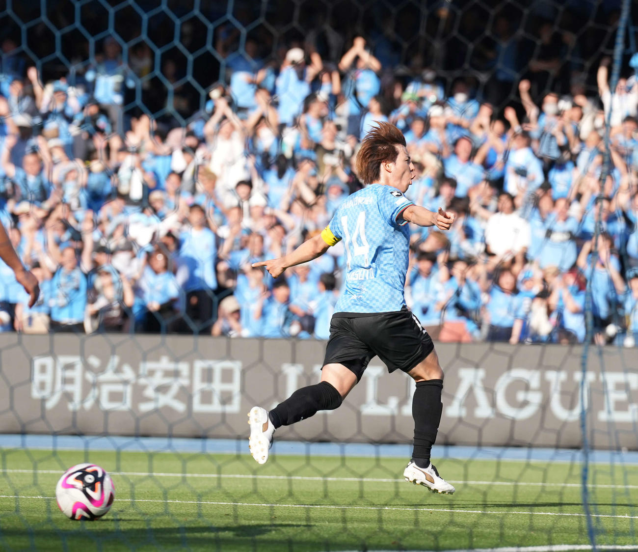 川崎F対浦和　前半、ゴールを決め喜ぶ川崎F脇坂（撮影・井上学）