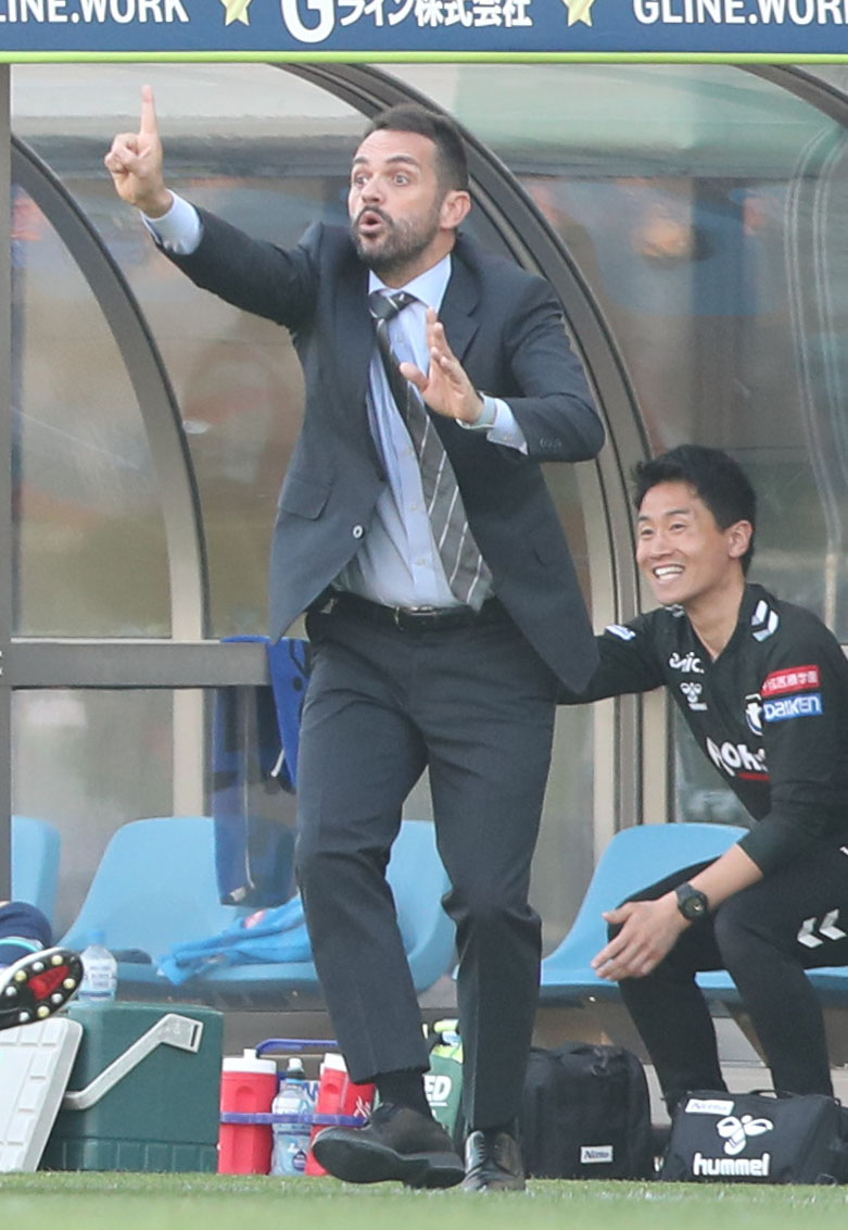 福岡対G大阪　試合中、イレブンにアピールするG大阪ポヤトス監督（撮影・梅根麻紀）