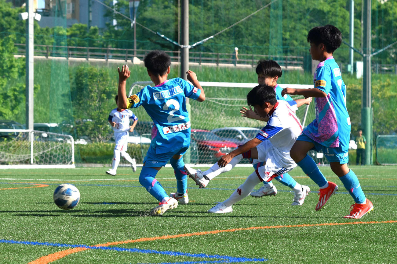 サガン鳥栖U－12戦で、先制ゴールを決めるレジスタFCの前野優斗（中央）