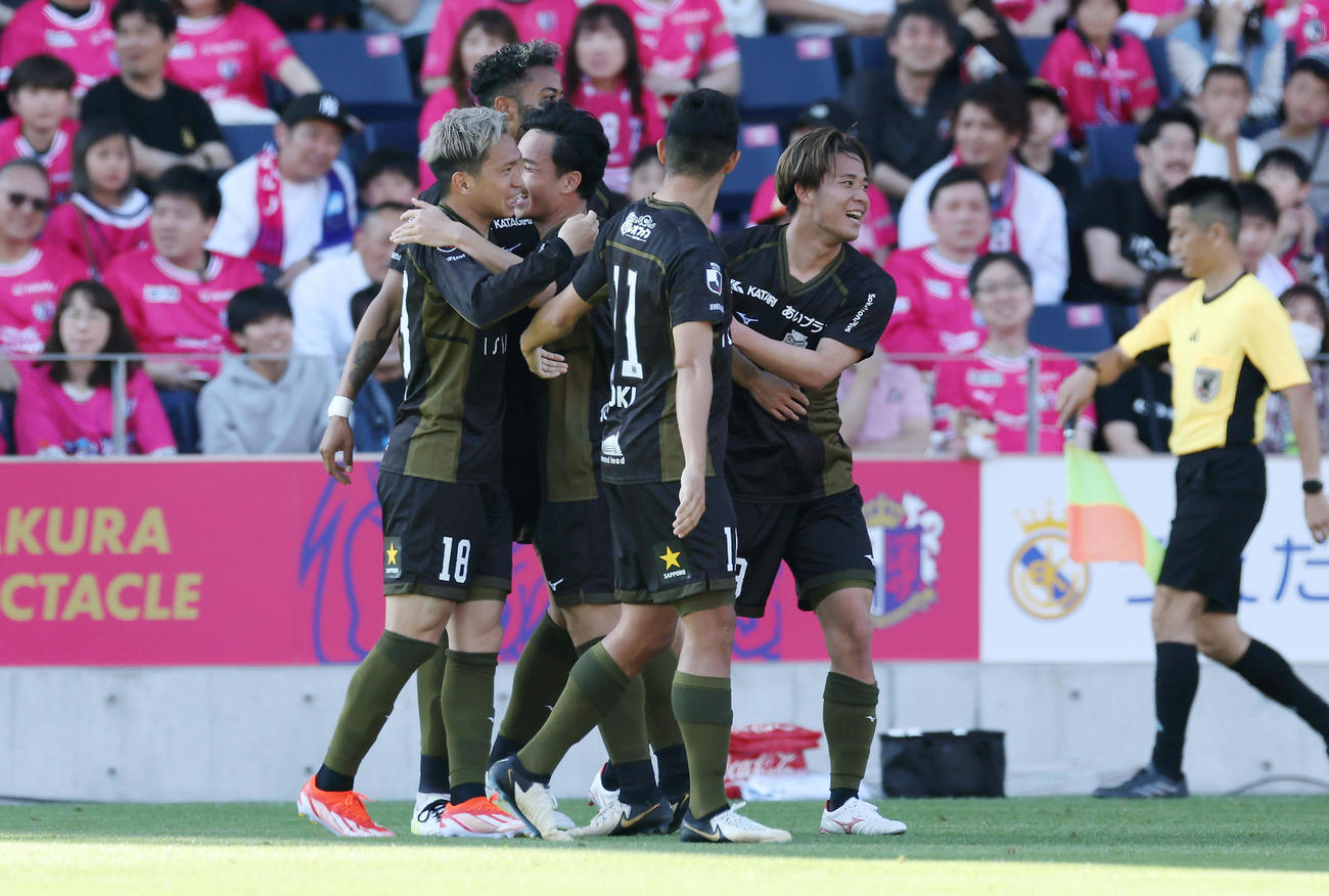 C大阪対札幌　前半、浅野（左端）が先制ゴールを決め喜ぶ札幌の選手たち（撮影・前田充