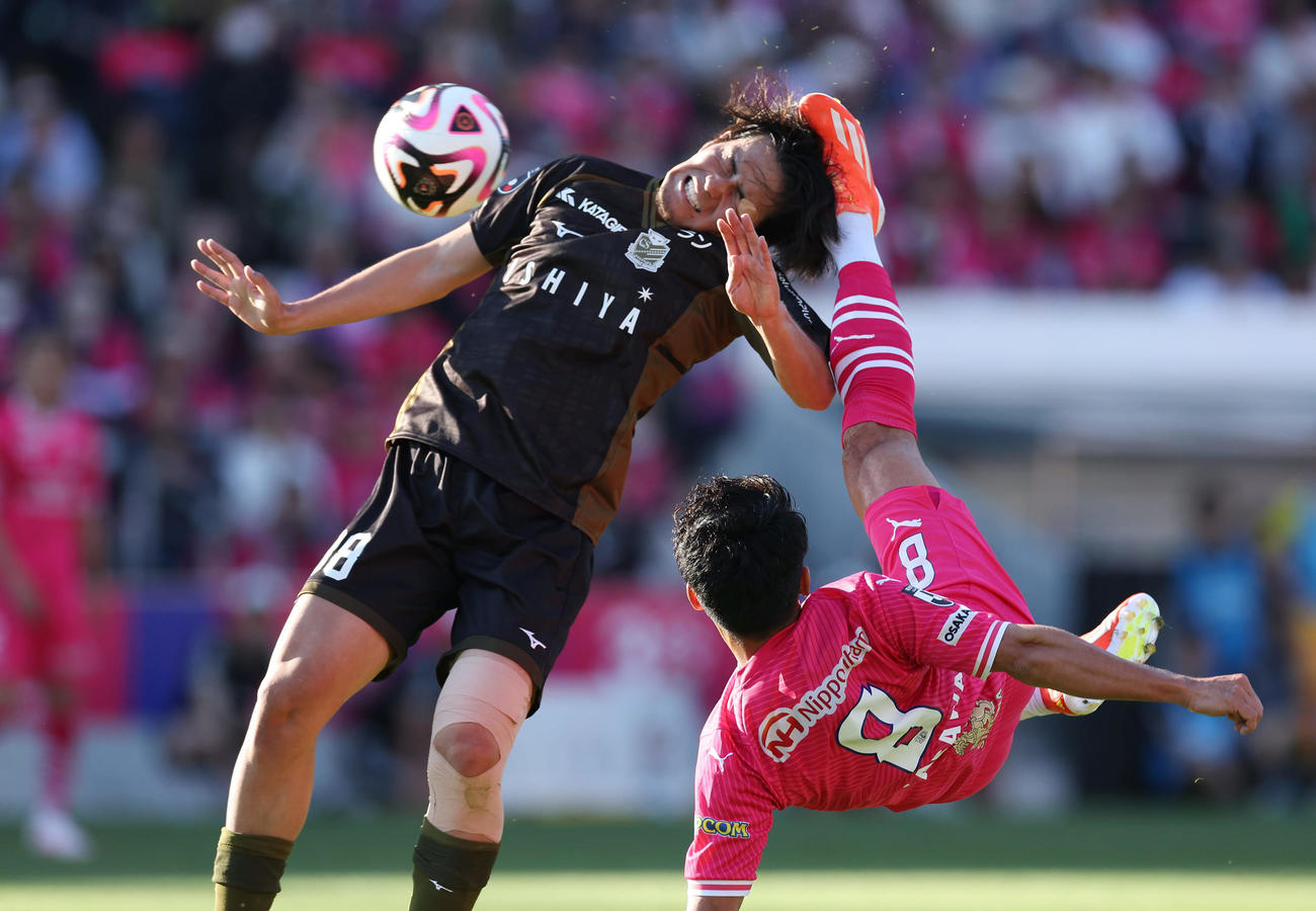 C大阪対札幌　後半、ボレーでゴールを狙うC大阪香川。左は札幌馬場（撮影・前田充）