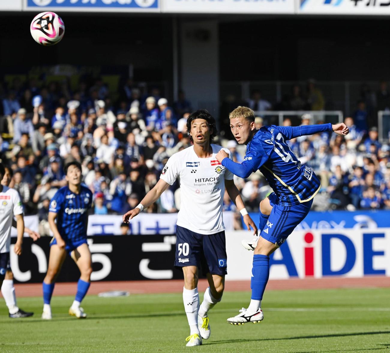 後半、ヘディングでチーム2点目のゴールを決める町田荒木（右）（共同）