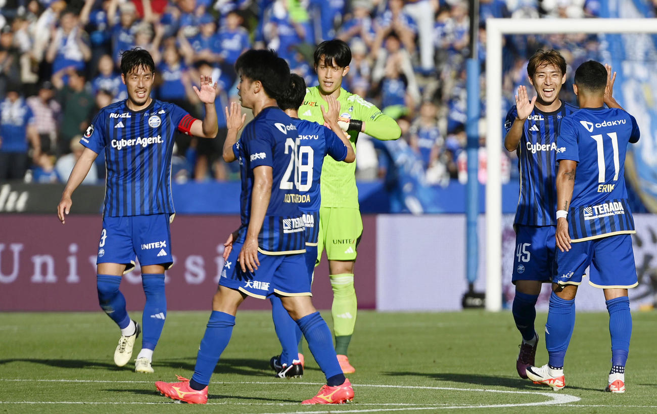 柏に勝利し、タッチを交わす昌子（左端）ら町田イレブン（共同）