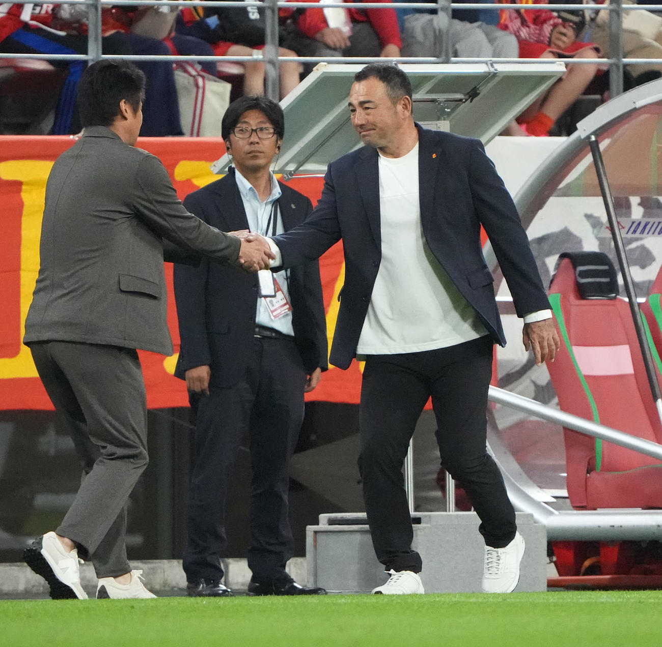 名古屋対神戸　試合終了、神戸吉田監督と握手を交わす名古屋長谷川監督（右）（撮影・森本幸一）