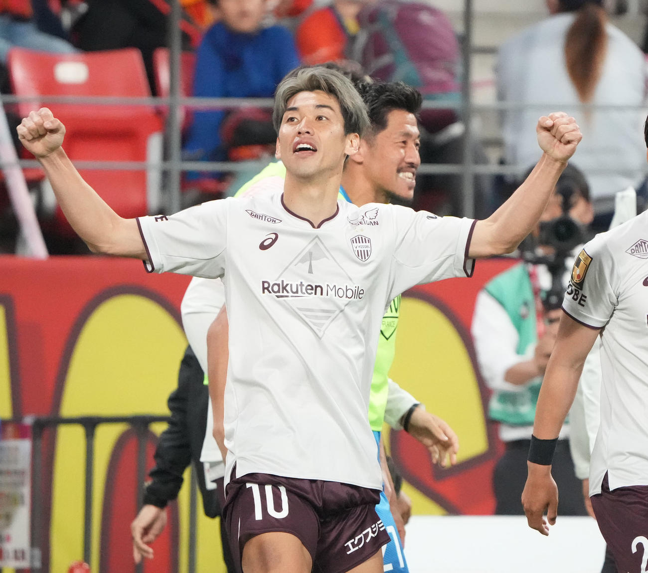 名古屋対神戸　後半、チーム2点目のゴールを決め喜ぶ神戸大迫（撮影・森本幸一）