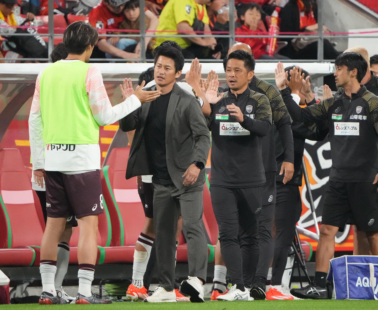 名古屋対神戸　試合終了、名古屋に勝利し選手達とタッチを交わす神戸吉田監督（左から2人目）（撮影・森本幸一）