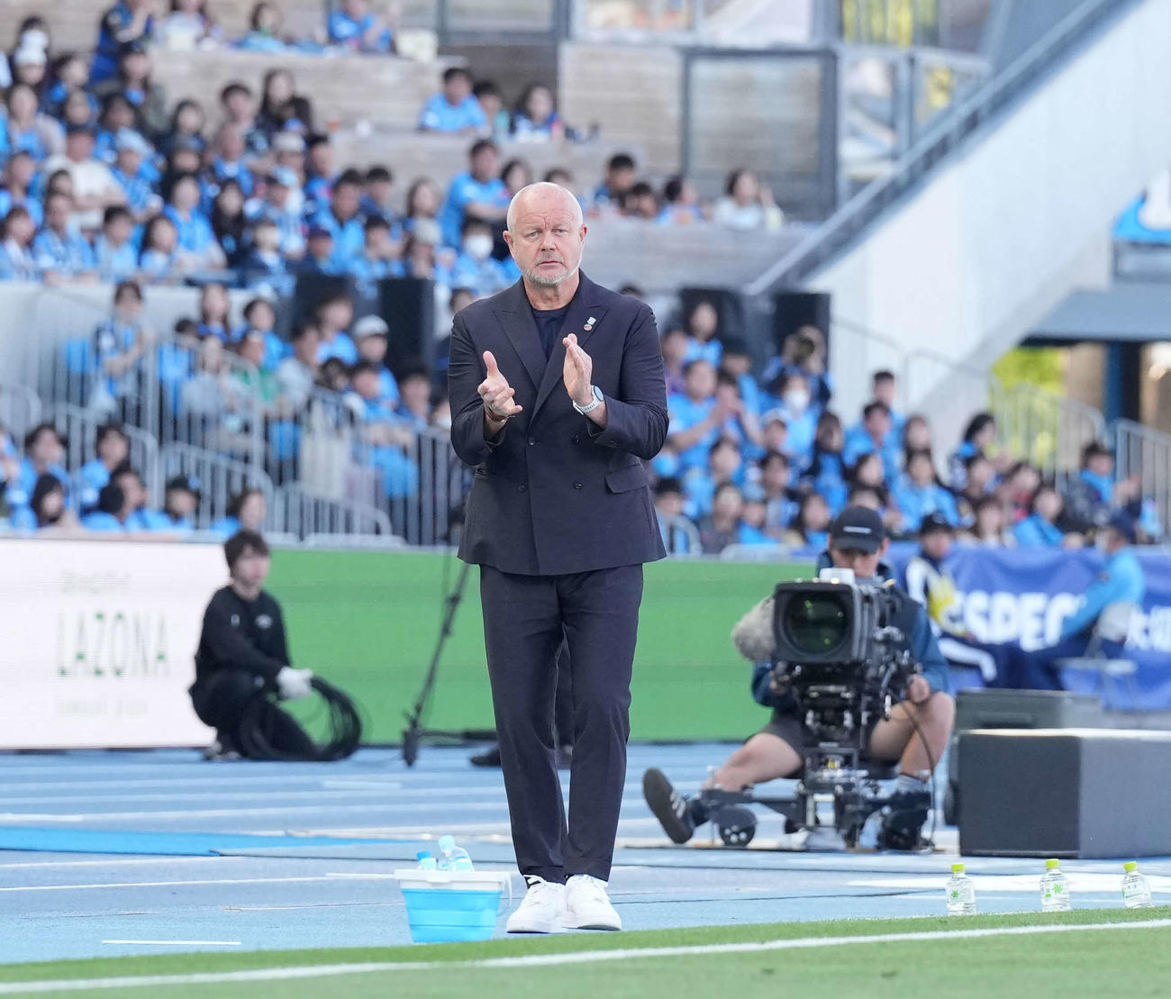 川崎F対浦和　選手を鼓舞する浦和ヘグモ監督（撮影・井上学）