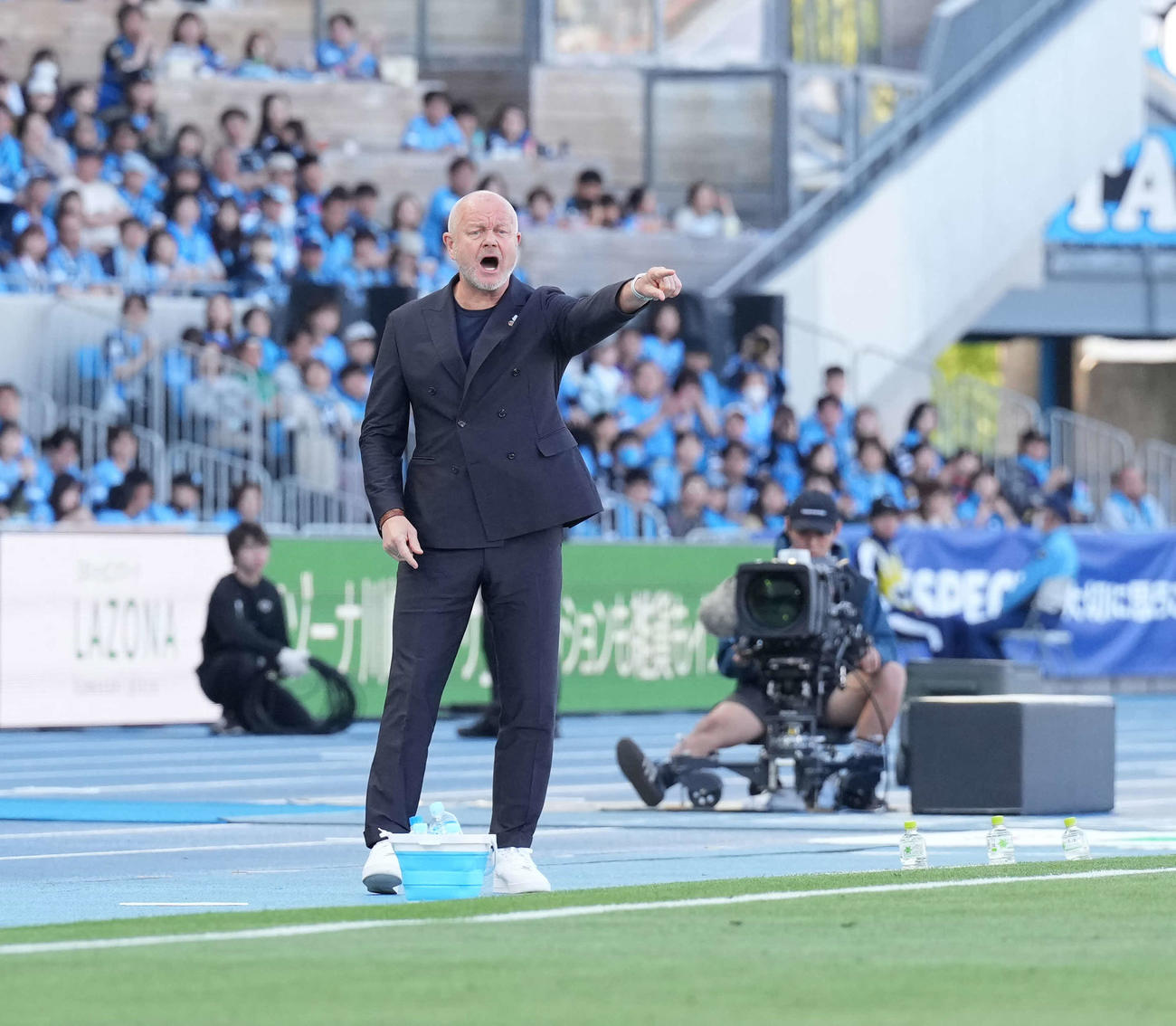 川崎F対浦和　選手を指示する浦和ヘグモ監督（撮影・井上学）