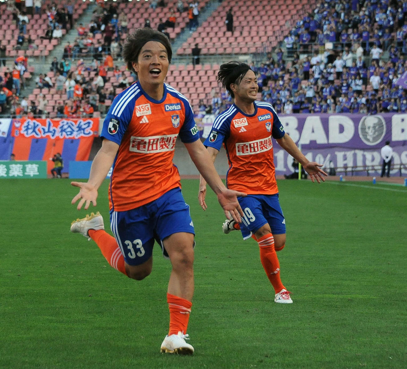 0－1の後半追加タイム4分に同点ゴールを奪い、雄たけびを上げる新潟・高木（左）