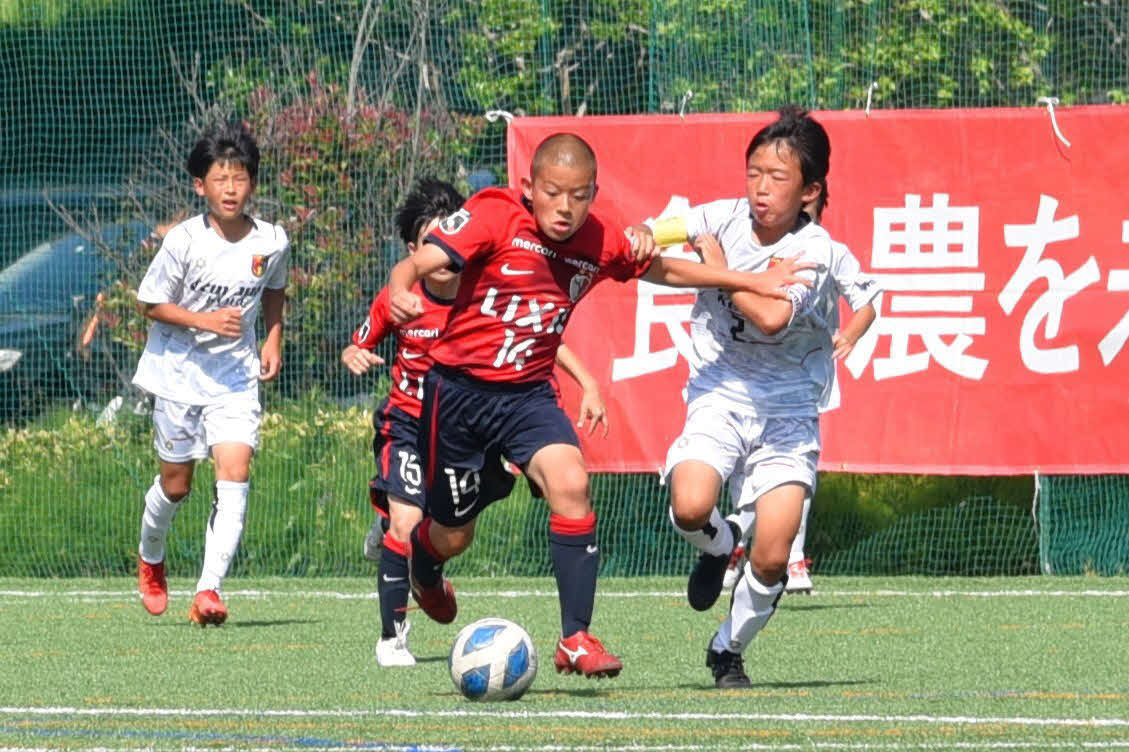 準々決勝のセンアーノ神戸戦で、ドリブル突破する鹿島アントラーズつくば吉村孔佑（中央）