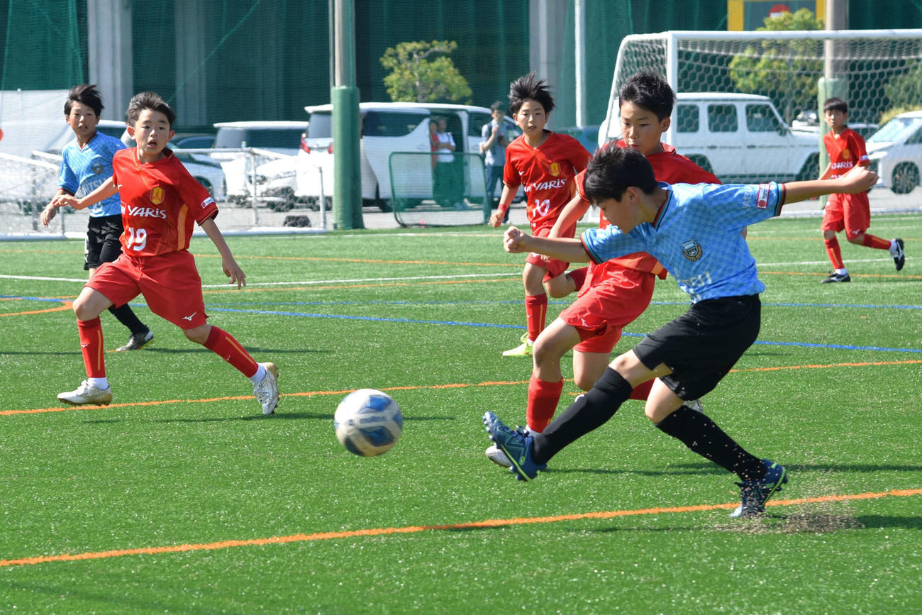 準々決勝の名古屋グランパスU－12戦で、右サイド突破から強烈なシュートを放つ川崎フロンターレU－12の安永唯人（手前）