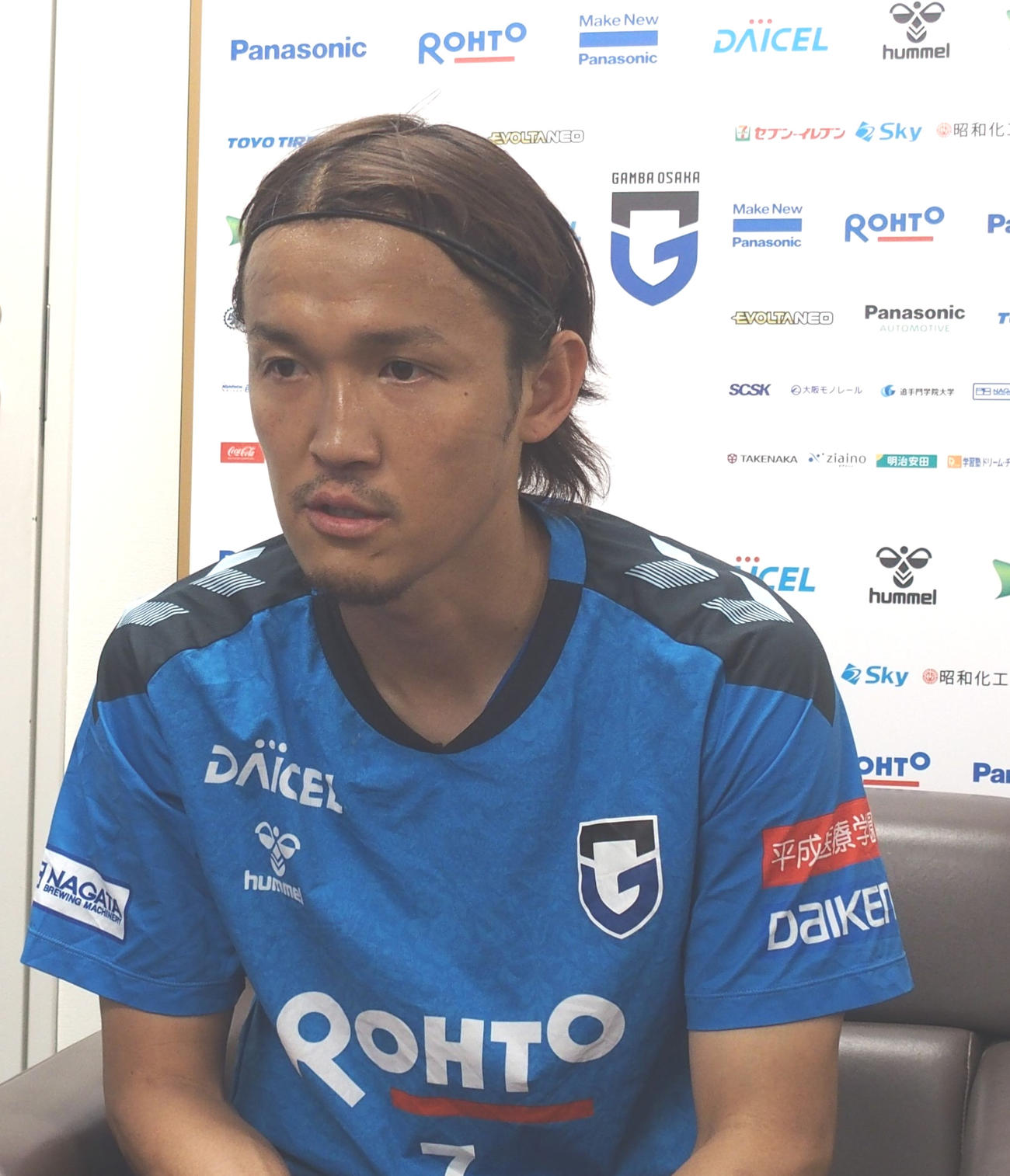 非公開練習後に取材対応するG大阪FW宇佐美貴史（撮影・永田淳）