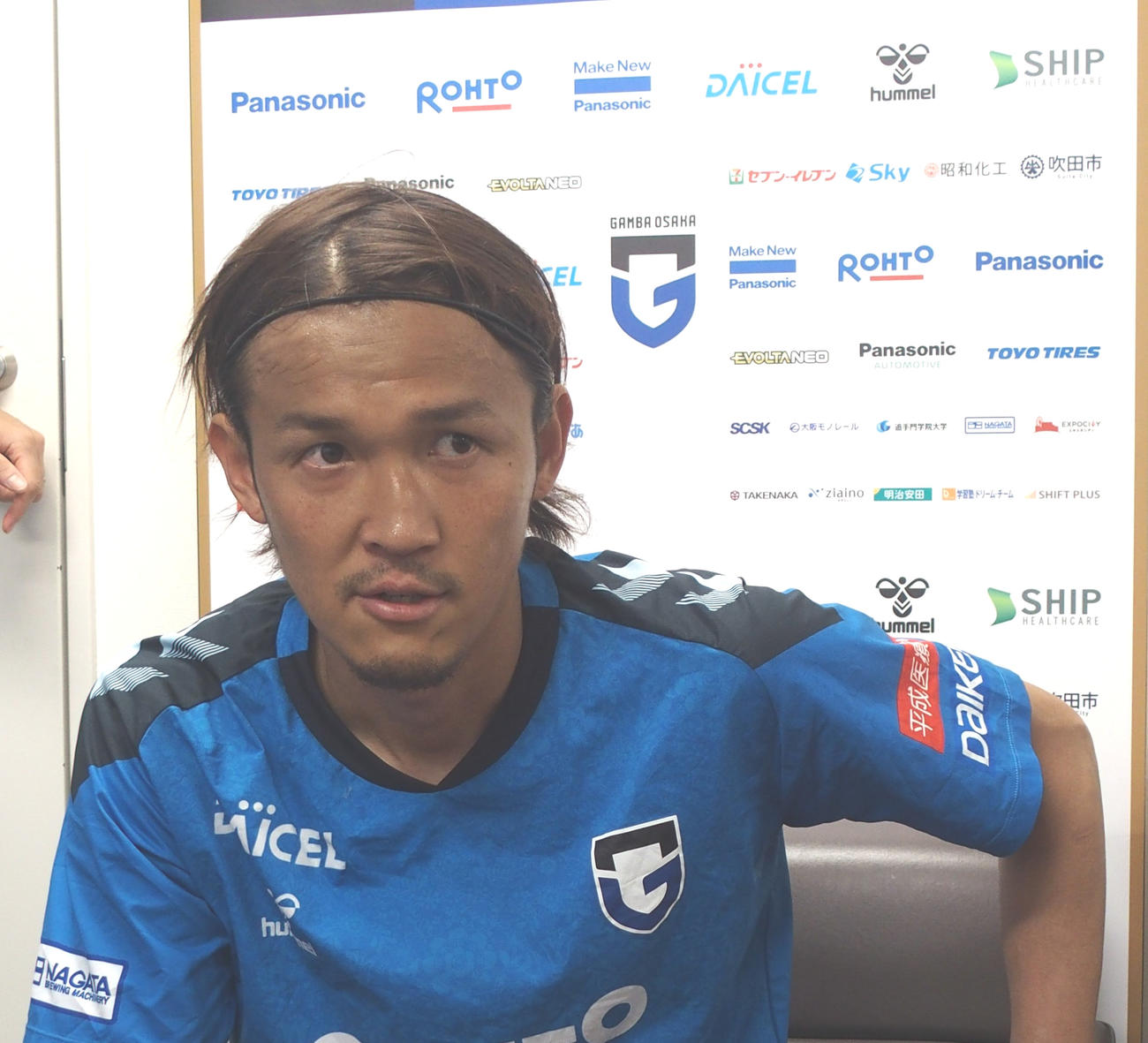 非公開練習後に取材対応するG大阪FW宇佐美貴史（撮影・永田淳）