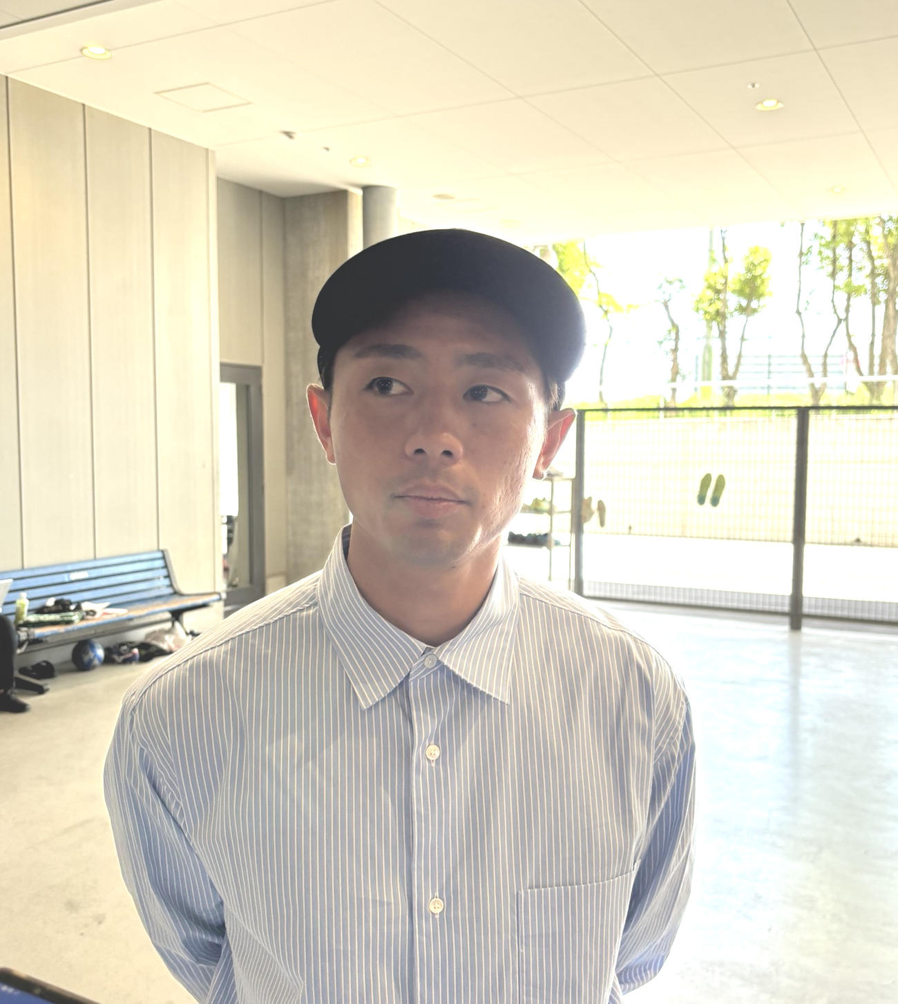 非公開練習後に取材対応するG大阪MF鈴木徳真（撮影・永田淳）