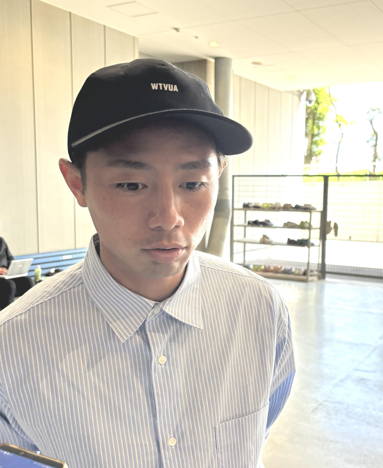 非公開練習後に取材対応するG大阪MF鈴木徳真（撮影・永田淳）