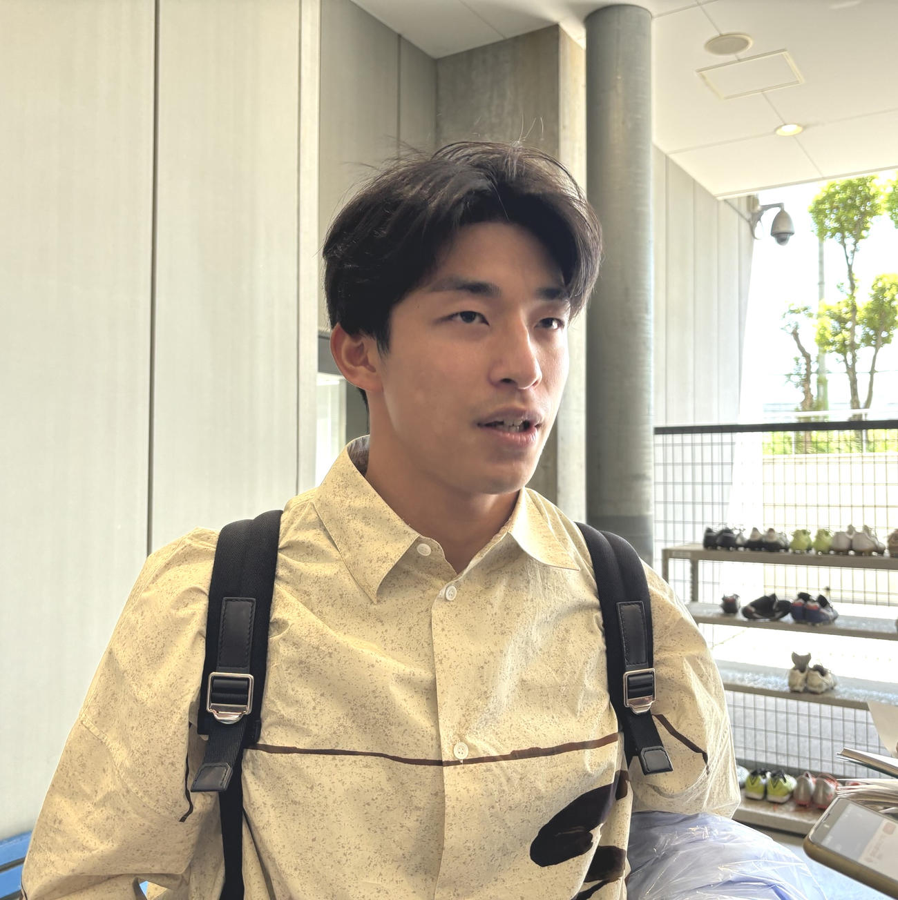 非公開練習後に取材対応するG大阪DF半田陸（撮影・永田淳）