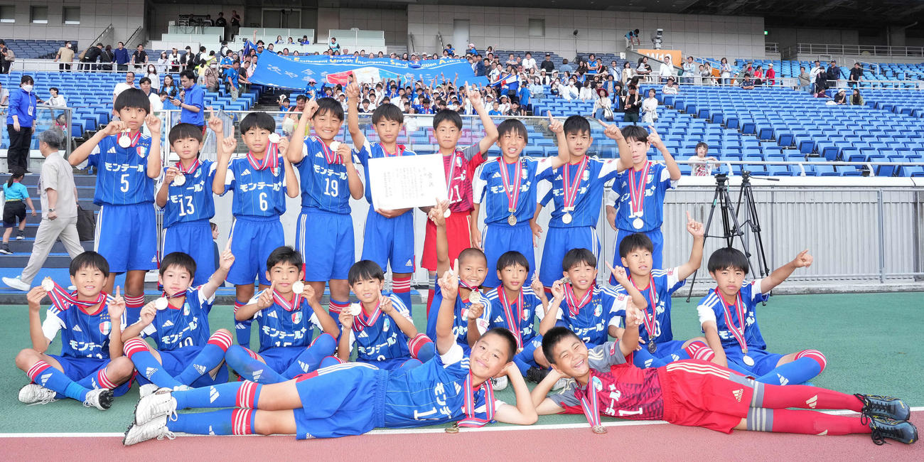 優勝したレジスタFCイレブン（撮影・鈴木みどり）